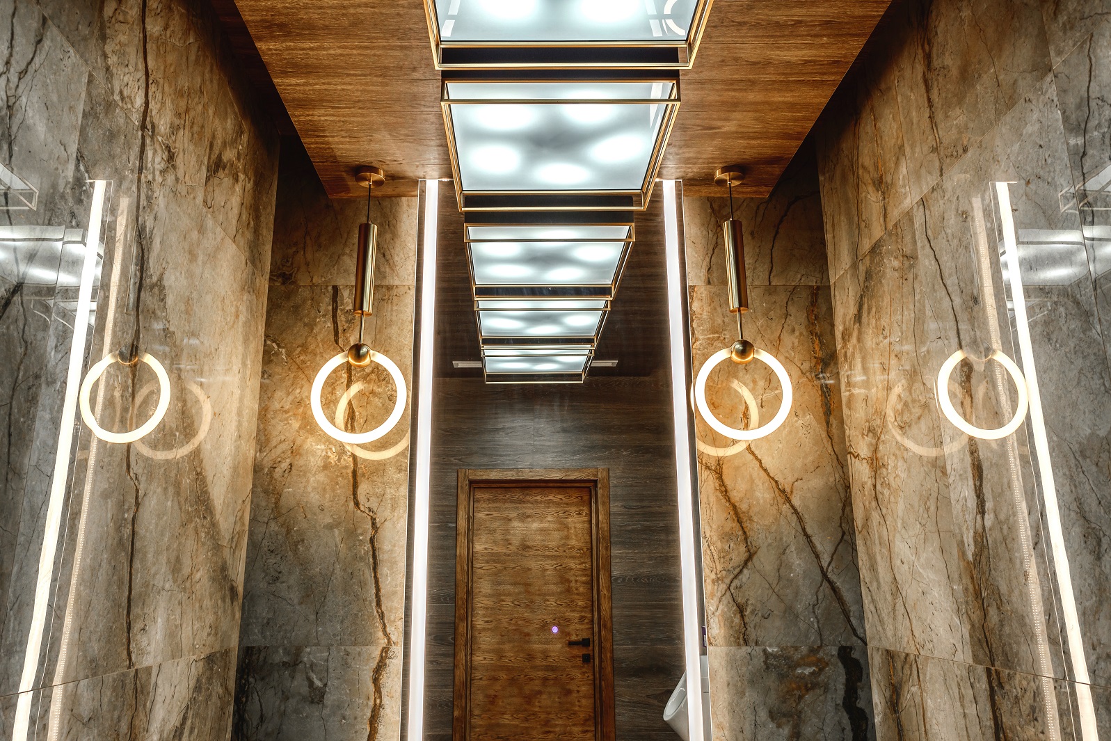 Зеркало с подсветкой настенное