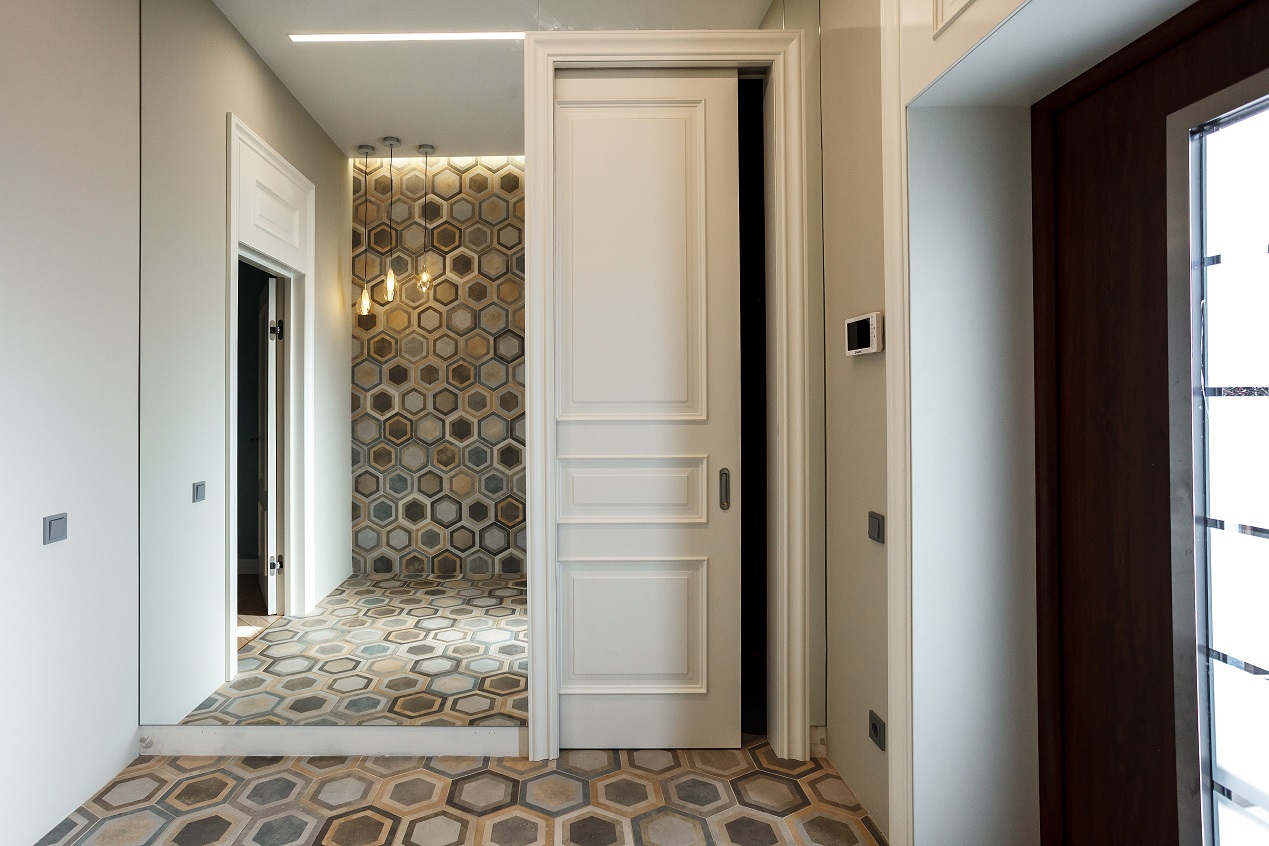 Зеркало в прихожую в раме больших размеров