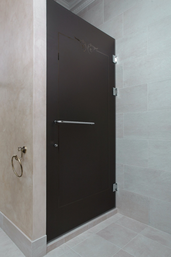 Стеклянные двери в душевую на петлях