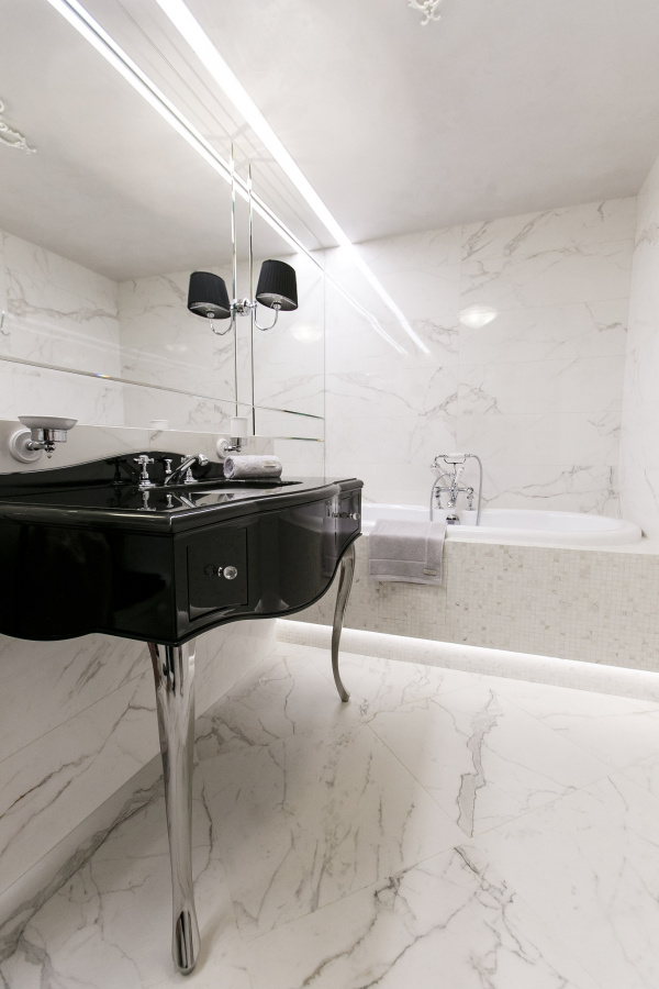 Зеркало на осветленном стекле